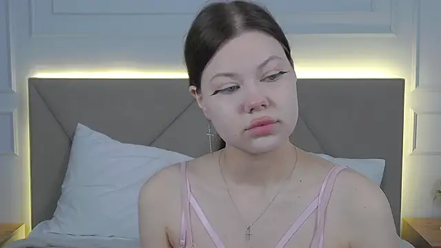 Snapshot of Sophie_Rays chatting on 04/19/26, 04:01 Sophie Rays online show from 04/19/26, 04:01