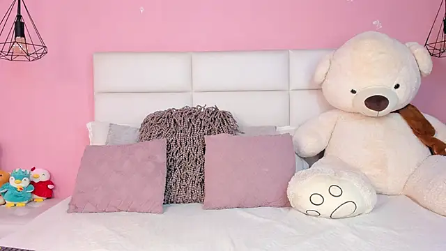 Snapshot of KarolyneLune chatting on 03/19/26, 07:18 KarolyneLune online show from 03/19/26, 07:18