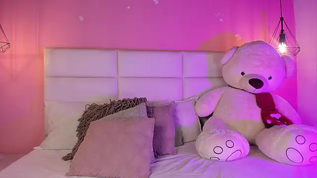 Snapshot of KarolyneLune chatting on 04/19/26, 07:49 KarolyneLune online show from 04/19/26, 07:49