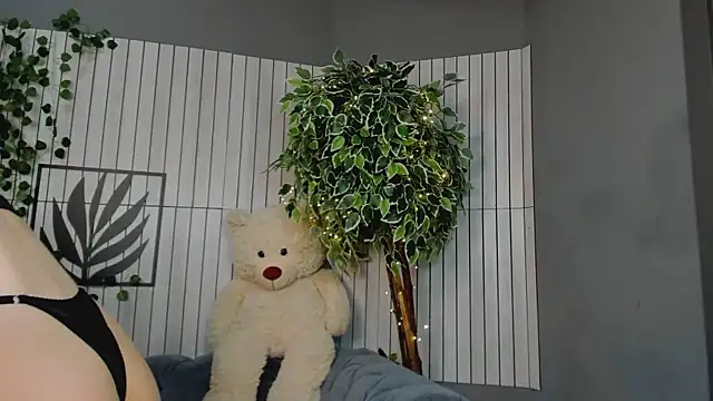 Snapshot of MilaLewi chatting on 04/15/26, 01:34 MilaLewi online show from 04/15/26, 01:34