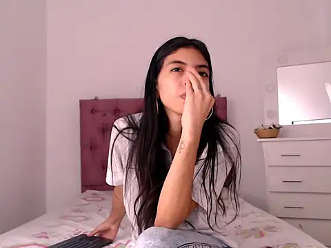 Snapshot of Sweet_Scarlett_ chatting on 04/07/26, 01:44 Sweet Scarlett online show from 04/07/26, 01:44