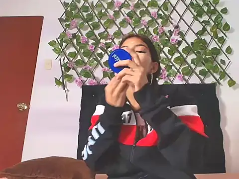 Snapshot of Sweet_Scarlett_ chatting on 04/17/26, 02:09 Sweet Scarlett online show from 04/17/26, 02:09