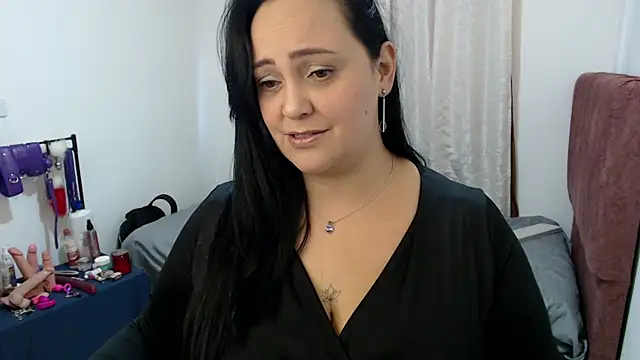 Snapshot of Veroniicabbw_ chatting on 07/06/26, 12:35 Veroniicabbw online show from 07/06/26, 12:35