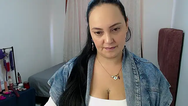 Snapshot of Veroniicabbw_ chatting on 07/11/26, 02:31 Veroniicabbw online show from 07/11/26, 02:31
