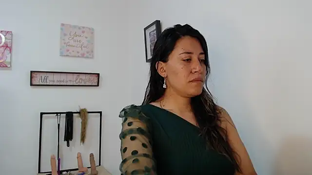 Snapshot of violeta_scott chatting on 04/15/26, 02:35 violeta scott online show from 04/15/26, 02:35