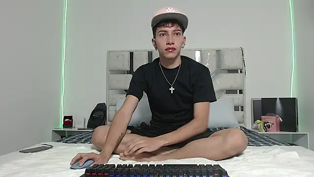 Snapshot of tiam_muller_fenix chatting on 04/08/26, 12:32 tiam muller fenix online show from 04/08/26, 12:32