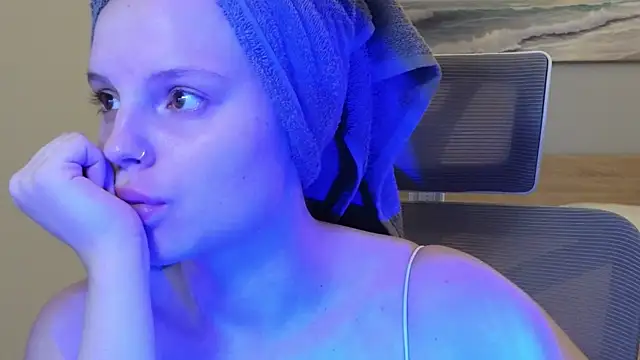 Snapshot of mollybossy chatting on 04/11/26, 12:04 mollybossy online show from 04/11/26, 12:04