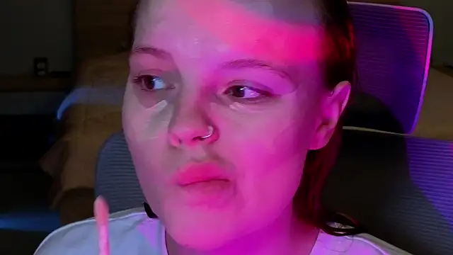 Snapshot of mollybossy chatting on 04/13/26, 12:16 mollybossy online show from 04/13/26, 12:16