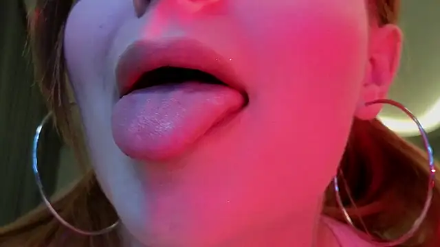 Snapshot of mollybossy chatting on 04/13/26, 12:21 mollybossy online show from 04/13/26, 12:21