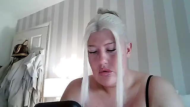 Snapshot of Lexi_Laura chatting on 04/23/26, 06:14 Lexi Laura online show from 04/23/26, 06:14