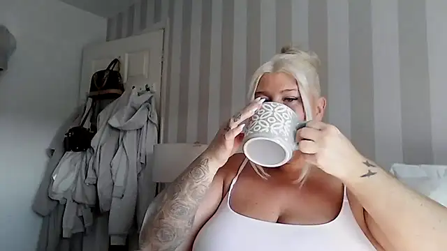 Snapshot of Lexi_Laura chatting on 04/24/26, 08:17 Lexi Laura online show from 04/24/26, 08:17