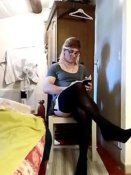 Snapshot of stephie83 chatting on 04/01/26, 03:42 stephie83 online show from 04/01/26, 03:42