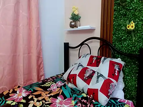 hotlatinaluna23 online show from 04/17/26, 07:39