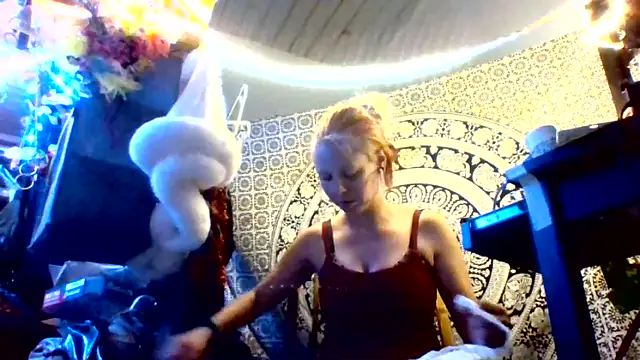 Snapshot of Ambionce chatting on 05/20/26, 11:05 Ambionce online show from 05/20/26, 11:05