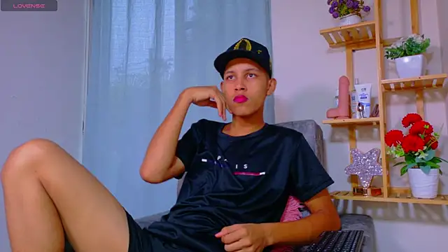 Snapshot of Noirvynn chatting on 04/13/26, 10:59 Noirvynn online show from 04/13/26, 10:59