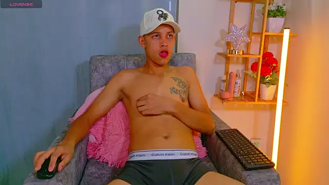 Snapshot of Noirvynn chatting on 04/16/26, 12:11 Noirvynn online show from 04/16/26, 12:11