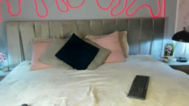 Snapshot of im_Valskin chatting on 05/18/26, 12:22 im Valskin online show from 05/18/26, 12:22