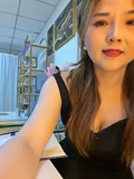 Snapshot of Xiaoxiao-y chatting on 06/18/26, 01:48 Xiaoxiao-y online show from 06/18/26, 01:48