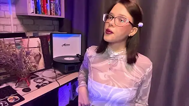 Snapshot of SarahHunnye chatting on 03/17/26, 10:18 SarahHunnye online show from 03/17/26, 10:18