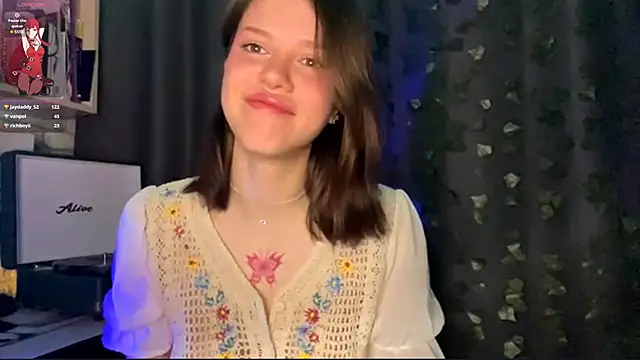Snapshot of SarahHunnye chatting on 04/13/26, 12:49 SarahHunnye online show from 04/13/26, 12:49