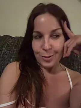 Snapshot of petitehotwife4u chatting on 04/19/26, 08:33 petitehotwife4u online show from 04/19/26, 08:33