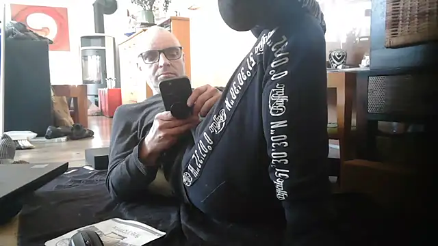 Snapshot of Thomate24 chatting on 03/18/26, 01:25 Thomate24 online show from 03/18/26, 01:25