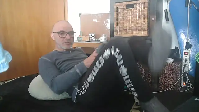 Snapshot of Thomate24 chatting on 03/25/26, 01:28 Thomate24 online show from 03/25/26, 01:28
