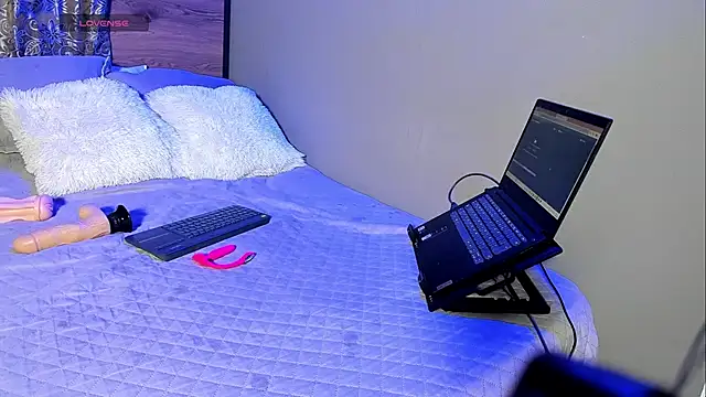 Snapshot of Enzoo98_ chatting on 03/15/26, 01:11 Enzoo98 online show from 03/15/26, 01:11