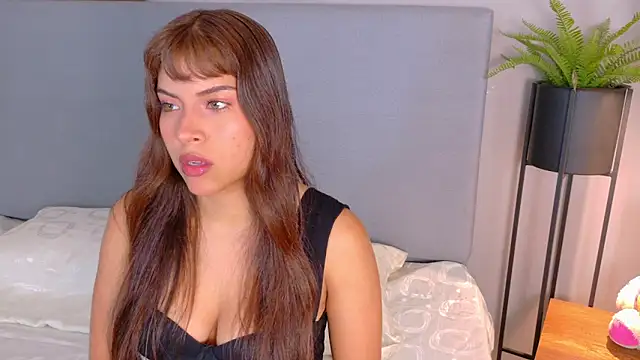 Snapshot of HelenaFoumier chatting on 03/31/26, 10:32 HelenaFoumier online show from 03/31/26, 10:32