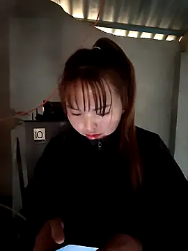 Snapshot of Mina_xYx chatting on 03/17/26, 06:06 Mina xYx online show from 03/17/26, 06:06