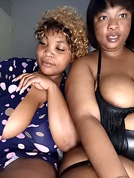 Snapshot of BeverlyQueen15 chatting on 03/30/26, 08:32 BeverlyQueen15 online show from 03/30/26, 08:32