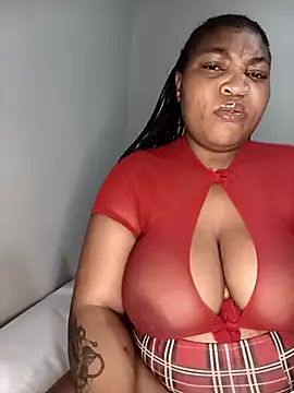 Snapshot of BeverlyQueen15 chatting on 04/19/26, 09:39 BeverlyQueen15 online show from 04/19/26, 09:39