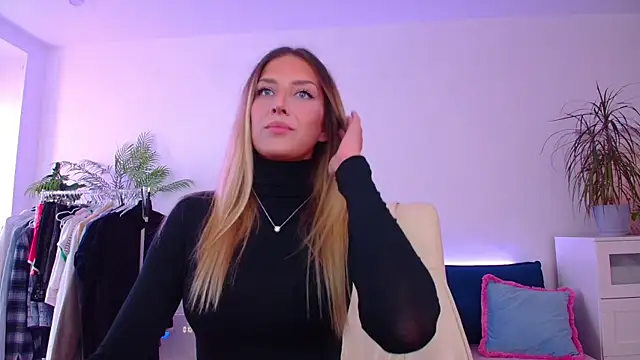 Snapshot of come_here_baby chatting on 06/18/26, 01:37 come here baby online show from 06/18/26, 01:37