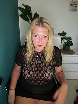 Snapshot of SuesseAurelie1 chatting on 06/04/26, 04:24 SuesseAurelie1 online show from 06/04/26, 04:24