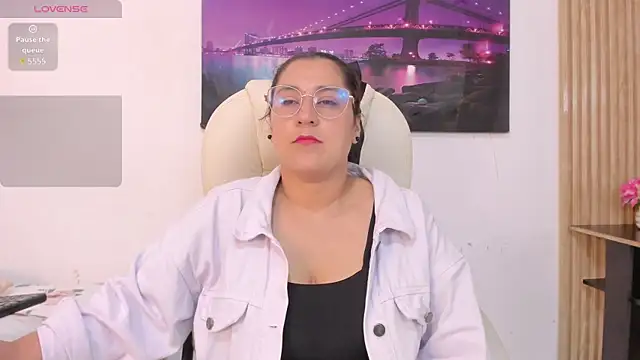 Snapshot of Reina_Mia1 chatting on 04/17/26, 11:08 Reina Mia1 online show from 04/17/26, 11:08