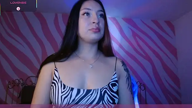 Snapshot of Scarlet_queen4 chatting on 04/16/26, 01:12 Scarlet queen4 online show from 04/16/26, 01:12