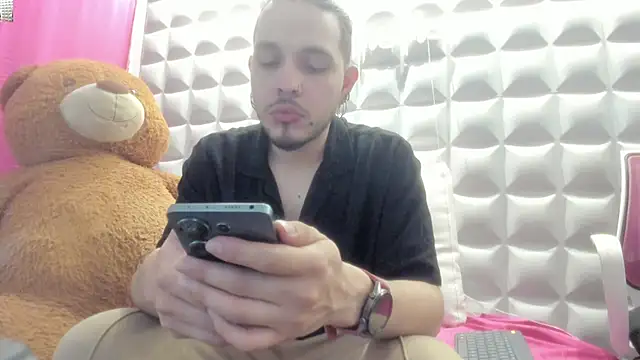 Snapshot of Bry__ chatting on 04/22/26, 03:35 Bry online show from 04/22/26, 03:35