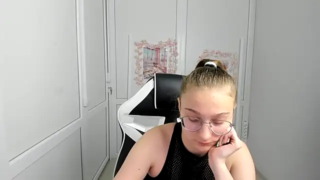 Snapshot of Mia_kristal chatting on 06/07/26, 07:34 Mia kristal online show from 06/07/26, 07:34