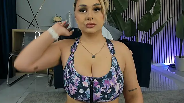 CurvyyVanessa online show from 03/28/26, 04:45