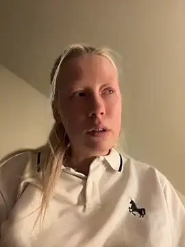 Snapshot of LeniMaria chatting on 04/15/26, 06:26 LeniMaria online show from 04/15/26, 06:26