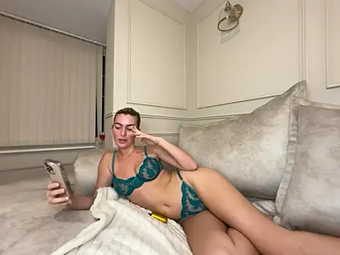 Snapshot of Lola_RaeX chatting on 04/16/26, 08:20 Lola RaeX online show from 04/16/26, 08:20