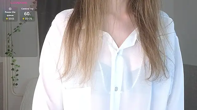 Snapshot of Emily_Nelsonn chatting on 06/23/26, 04:05 Emily Nelsonn online show from 06/23/26, 04:05