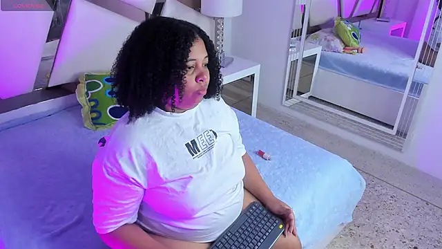 Snapshot of PhyllisDunbar chatting on 04/25/26, 07:44 PhyllisDunbar online show from 04/25/26, 07:44