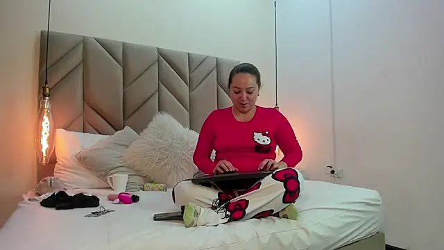Snapshot of SabrinaVantress chatting on 04/13/26, 04:51 SabrinaVantress online show from 04/13/26, 04:51