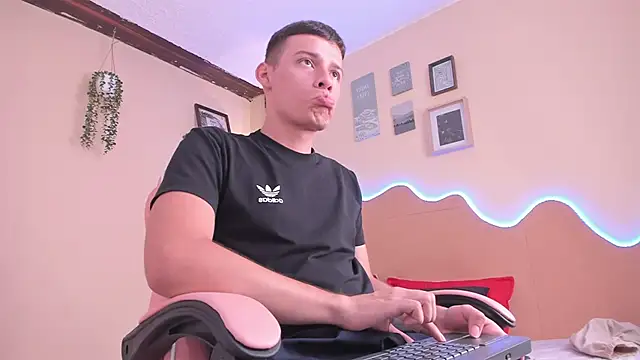 Adrian Lux  online show from 03/31/26, 08:31