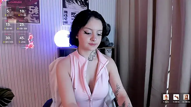 Snapshot of _EmilyRouge_ chatting on 04/14/26, 10:27 EmilyRouge online show from 04/14/26, 10:27