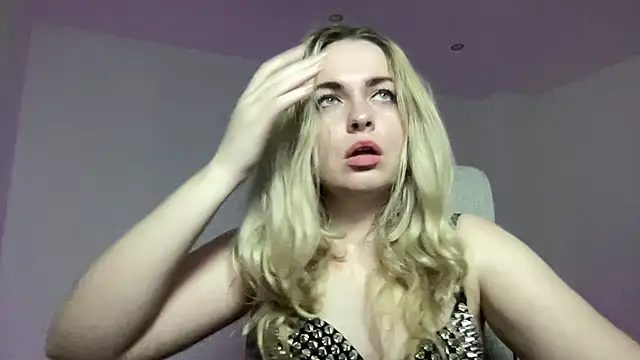 Snapshot of EvaKraz chatting on 04/15/26, 09:15 EvaKraz online show from 04/15/26, 09:15