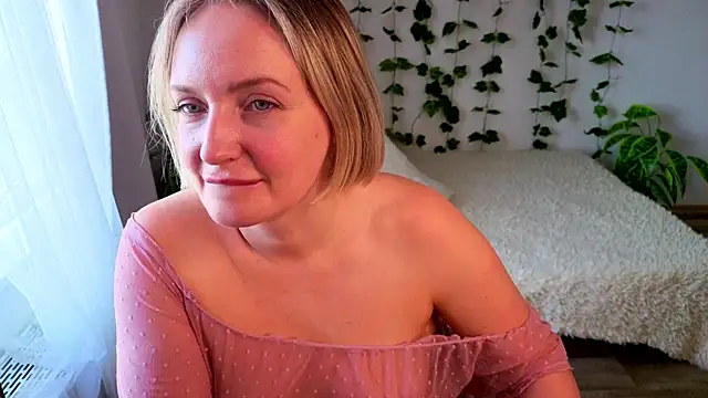 Snapshot of MonikFoxi chatting on 07/04/26, 04:29 MonikFoxi online show from 07/04/26, 04:29