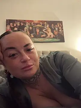 PrettyLittleCee online show from 03/25/26, 10:16
