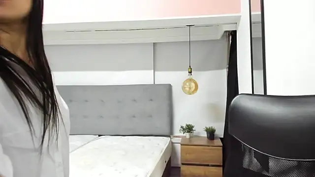 Snapshot of LindaCatalina_ chatting on 03/27/26, 01:11 LindaCatalina online show from 03/27/26, 01:11
